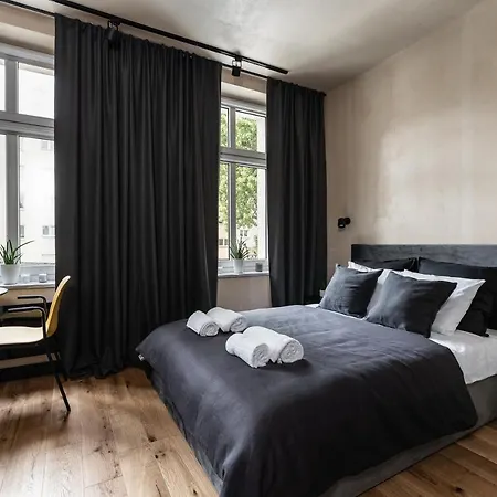 Host Noir *
